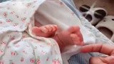 都说刚出生的宝宝没有痒痒肌，触摸了几下后，直接把我逗乐了