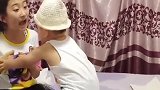 二胎有了弟弟，弟弟在家“横行霸道”，女汉子姐姐拿他都无可奈何