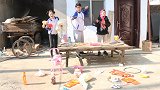 小卖部举行套圈游戏，妹妹一个也没套中，结果千万全套中了