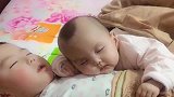 让大宝看着小宝，妈妈洗衣服回来，看到这一幕