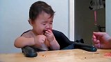 小宝宝吃西瓜，捧块大西瓜开啃，萌的不要不要的