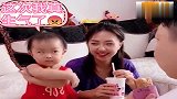 虎爸拿苦瓜当黄瓜给宝宝吃，暖宝紧闭着嘴巴，就是不张开，太搞笑
