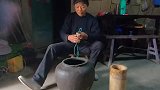 泰叔去海边收竹筒陷阱，突然被蹿出的猛货攻击流血，抓回去下锅了