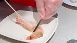 吃火锅绝对用得到的“剥虾教程”，不脏一根手指，男生必学！