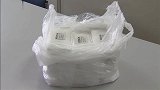 大爷丢下一个塑料袋扭头就跑 打开后发现三捆现金有3000万