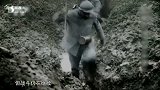 1916年地面解冻后，凡尔登战场泥泞不堪，士兵走路这样