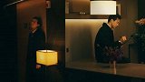 李现一袭黑色大衣搭配白色衬衫，网友：霸道总裁的即视感