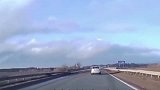 黑色轿车作死逆行超车，2秒后撞成废铁，一家3口无辜惨死！