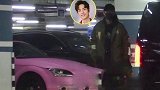 肖战被曝外公去世后首现身，地下车库面容憔悴，举止仍绅士贴心