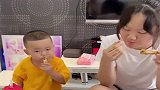 看弟弟这坏坏的笑，就知道等着姐姐这句话呢，正合弟弟心意！
