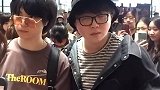 感觉在机场的毛不易总是憨憨的呆呆的，真是太可爱了