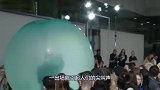 惊艳！美女模特穿气球服装走T台，气球泄气后震撼全场