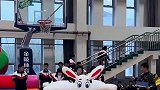 学生玩龟兔赛跑，还有专门扮尾巴的