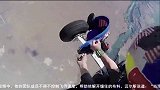 爆新鲜-20161010-惊险！翼装飞行者被飞机轮胎勾住 身体悬空摇晃