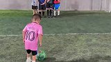 小学生足球赛，任意球绕弯射门，这脚法比梅西刁钻！