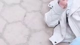 放个鞭炮也能吓这样哎