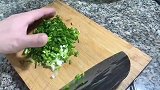 这样做的面比饭店还好吃，浓浓的香味，一次性可以吃两盘