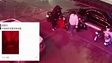 两男子偷电瓶只为发朋友圈炫耀，被捕后民警令二人戴手铐发朋友圈反省