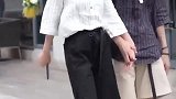 两位小姐姐街上尬舞，你们更喜欢哪一位呢，时尚街拍