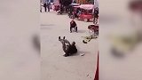 大爷杵着拐杖跟着台上表演蹦跳 下一秒表现惊呆路人