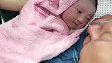 刚出生分钟的婴儿第一次见妈妈，却感觉认识一样，表情萌呆了