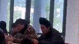 男生顶着美式前刺发型上课，看来这班里没有他在乎的人了！
