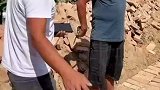 邻居看隔壁老人没有儿子，墙贴墙建房，最后老人女婿来撑腰