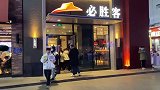 一家三口进城吃西餐，居然不会点餐，服务员都急了！