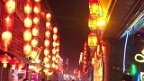 此时此刻，西塘古镇的酒吧街灯火辉煌，音乐震耳欲聋