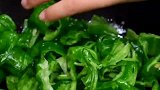 青椒炒皮蛋，香辣开胃，比肉还好吃，下饭真的太美了