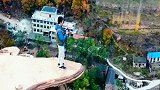 一男子坐飞天石上玩无人机，胆子也太大了吧，请勿模仿！