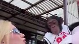 几天前刚刚分手！维尼修斯前女友晒与猴子亲嘴视频