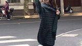 小姐姐长了一张混血面孔，在街头摆拍，表情酷酷的！