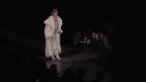 时尚走秀：国外时尚走秀，模特无拘无束，我心动了