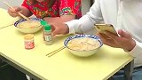 大姐最讨厌吃饭玩手机，大哥触动逆鳞整他一下，这下看他怎么吃