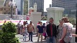 这哥们白长这么一身肉，胆子太小了
