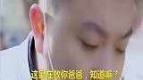 主人车祸上了救护车，医生不让金毛上去，金毛追着车跑，太感人了