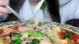冒着热气的火鸡面，小姐姐迫不及待的就开吃，也不怕烫到
