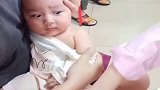 萌娃打针，吓得一动不动趴在妈妈怀里，简直太乖了！
