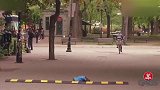 国外恶搞，粗心的妈妈骑单车竟然把孩子从后座颠了下来，路人蒙了