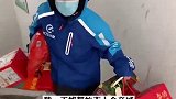 外卖小哥一天拜了10个年  小哥：送吃送喝还帮拜年，全国一家亲，都是我亲戚！ 外卖小哥 拜年