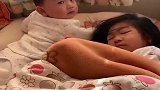 10个月的宝宝欺负姐姐，不料下一幕姐姐绝地反击，下手真重！