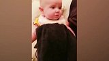 宝宝要被家长玩坏了，下巴被抖动的这么有节奏，简直太滑稽！