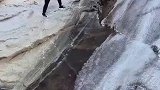 男子冰瀑前摆姿势拍照不料下一秒悲剧了