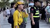浙江杭州：顾客藏身人海中，外卖小哥烈日下送单急到跳脚