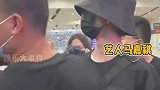 TFBOYS所在的经纪公司时代峰峻工作人员在机场打人，时代峰峻道歉成已经开除了这个工作人员马嘉祺让助理去劝架