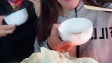 小姐姐带阿姨直播吃饺子，两位都是大美女