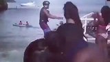 水上摩托艇意外上岸！自己摔惨还吓到众人
