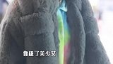 林允戴小黄帽配扎染卫衣，显青春活力，披毛绒外套秒变贵妇