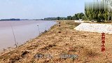 黄河落水，钓鱼高手排队钓鱼，大叔钓上大货钩子被拉直，太过瘾了